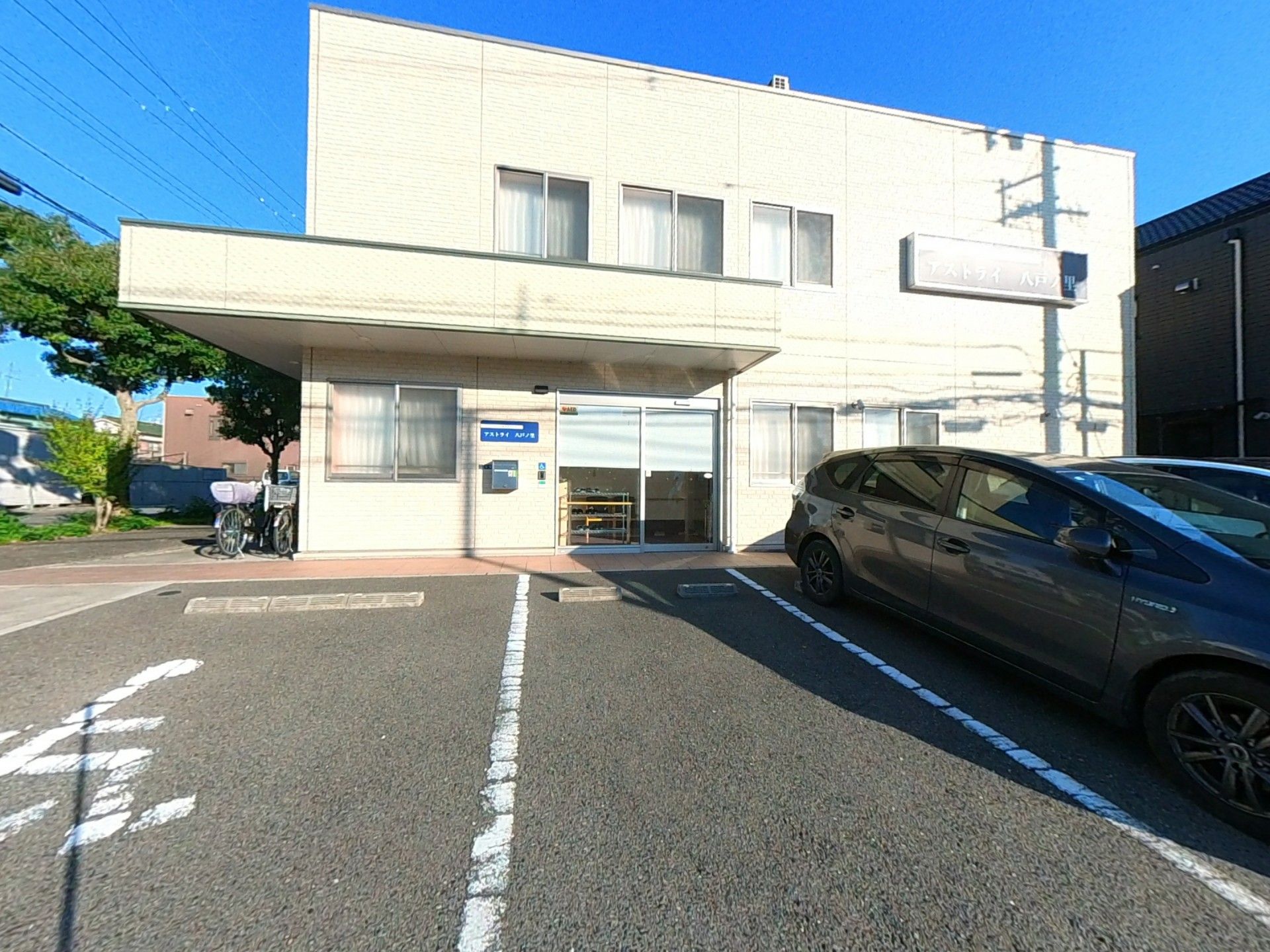 明るい入口の建物