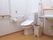 レバー式手すりが設置されたトイレはスペースを広く確保しており、洗面台や温水洗浄便座器が完備されている。