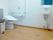 温水洗浄便座器が完備されているトイレには、センサー付き洗面台が設置されている。清潔で感染予防につながる。