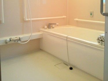 呼び出しブザーや手すりが設置された浴室である。安定した立ち座りができ、気分がすぐれない時は、ブザーを押しスタッフに迅速な対応をしてもらう。