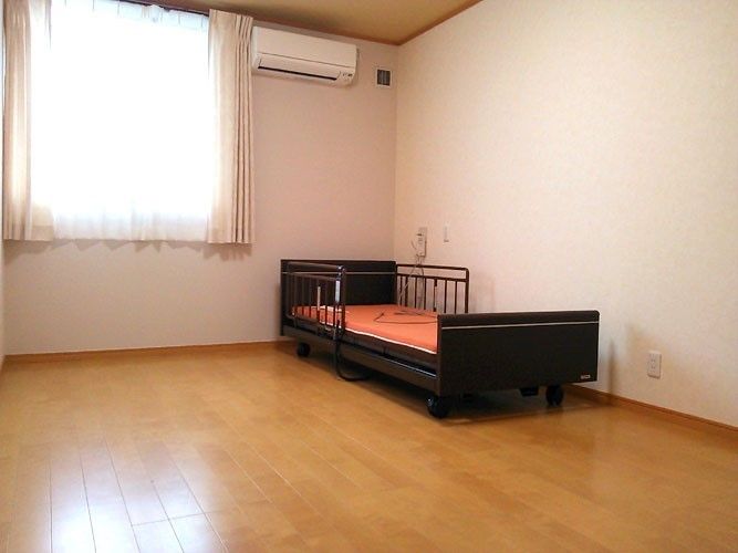居室にはご自宅でのご愛用の家具を持ち込み、お好みにレイアウトしていただける。居心地よくお過ごしいただくことができる。