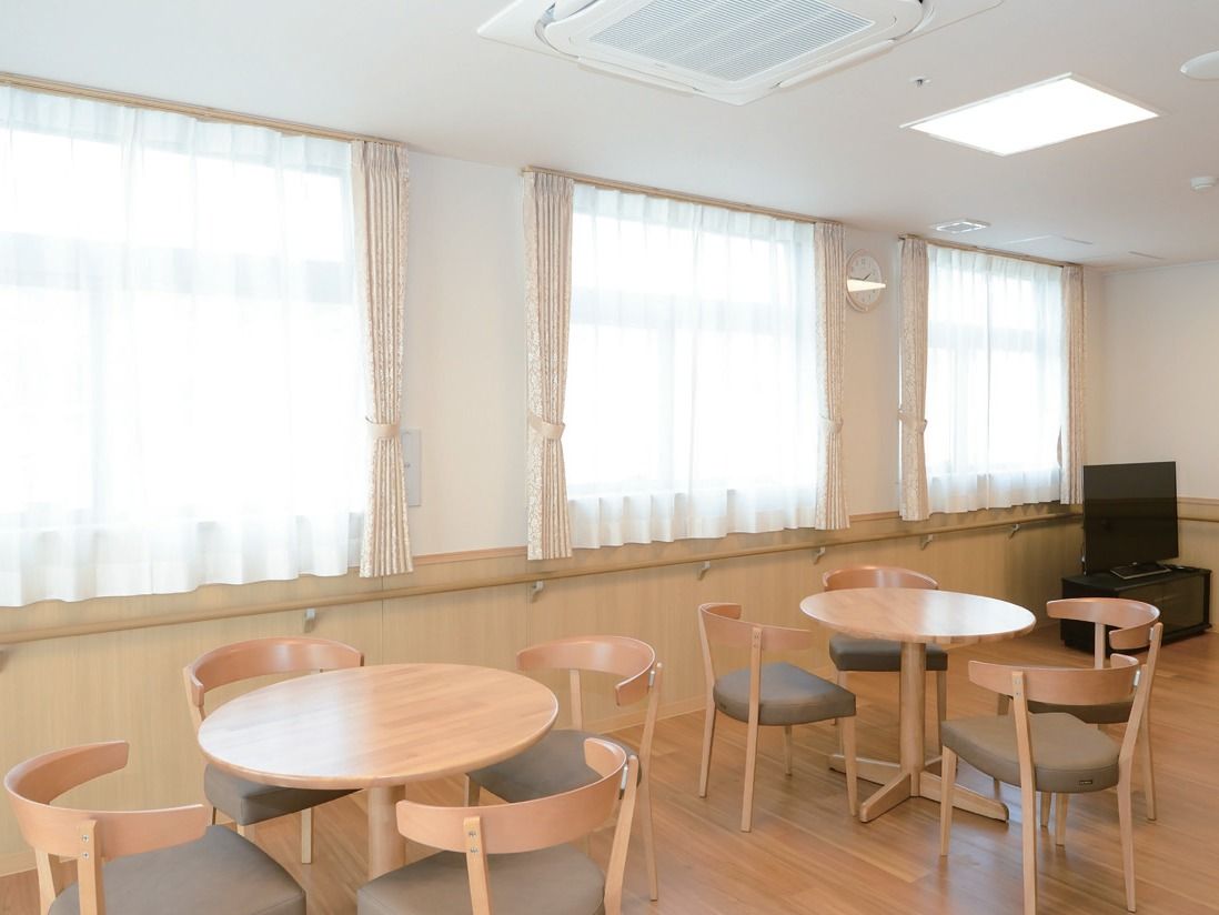 丸テーブルには、丸味を帯びたラインの背もたれがある椅子を合わせている。ナチュラルカラーの木製で、床にもマッチしている。