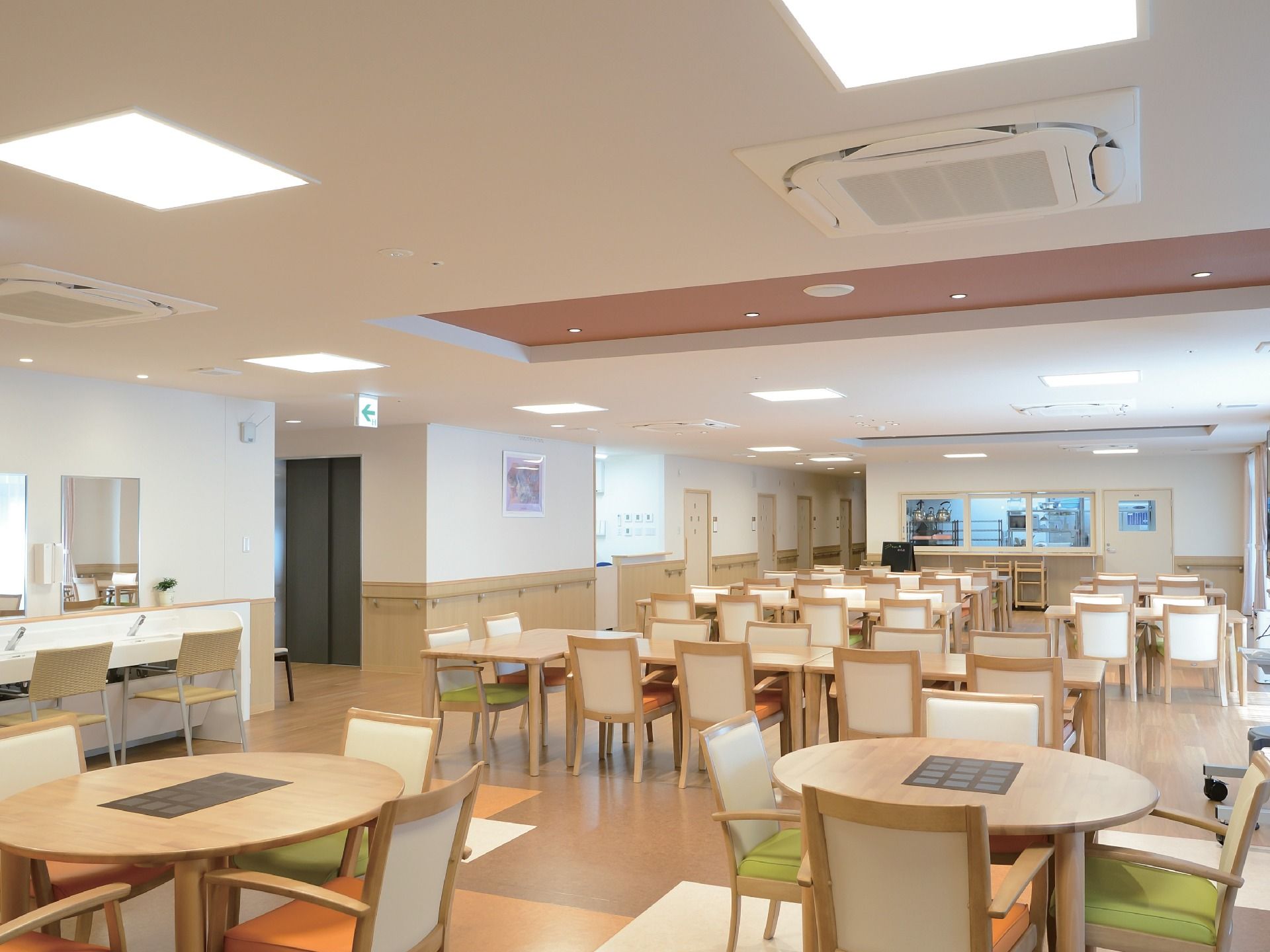 食堂では、四角いテーブルを組み合わせて長くした席と、丸いテーブルで４人が向き合う席とが用意してある。