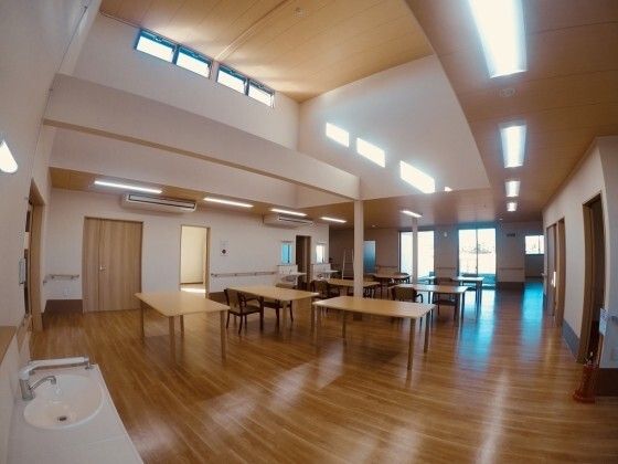 高窓が備え付けられ、洗面台や消火器が設置された共有スペース