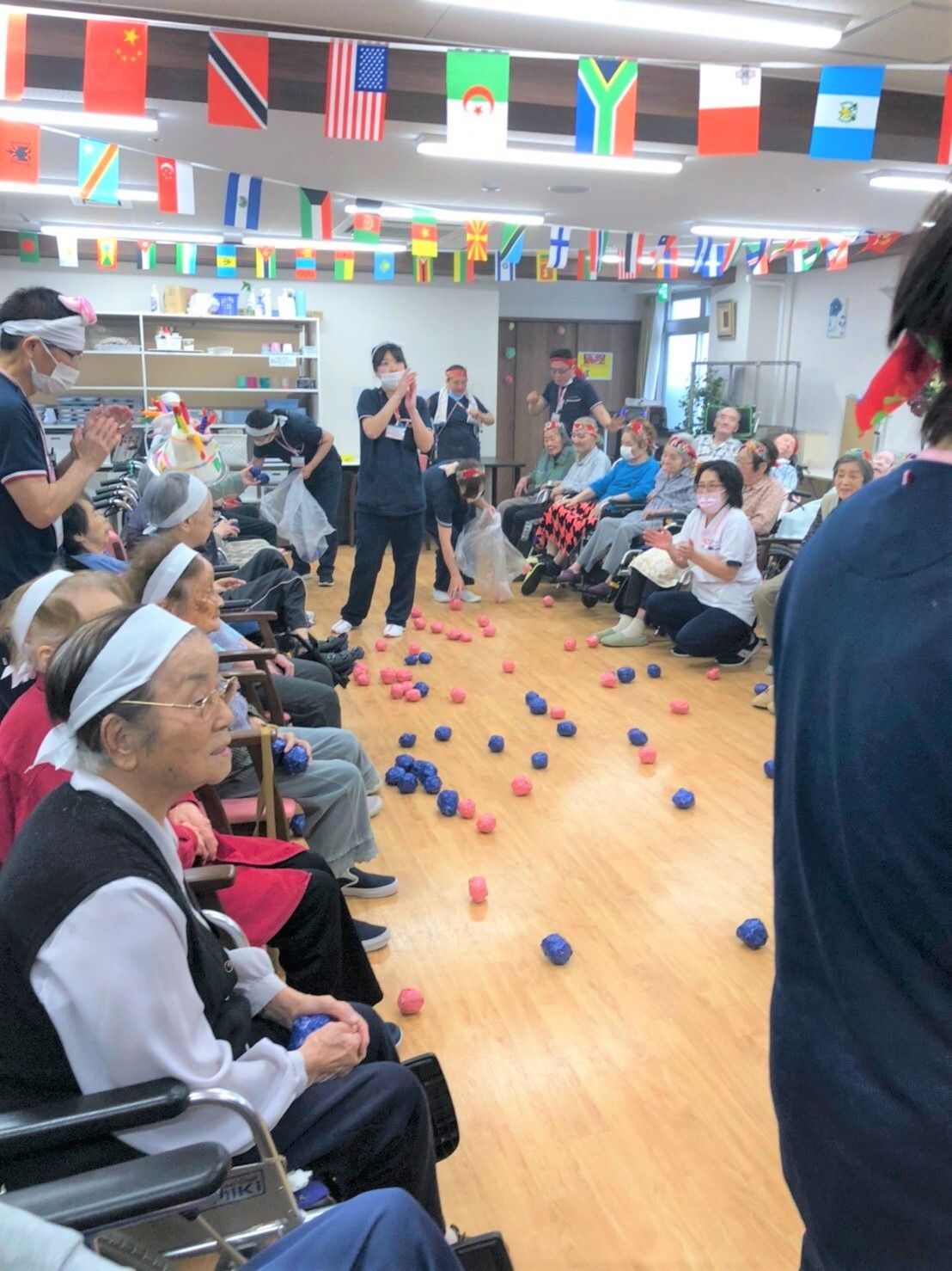 スタッフと入居者様皆さまで行われているイベント大会の様子