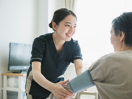 換気窓が設置され、仰臥位での入浴が可能な介護入浴機器が置かれた特殊浴室