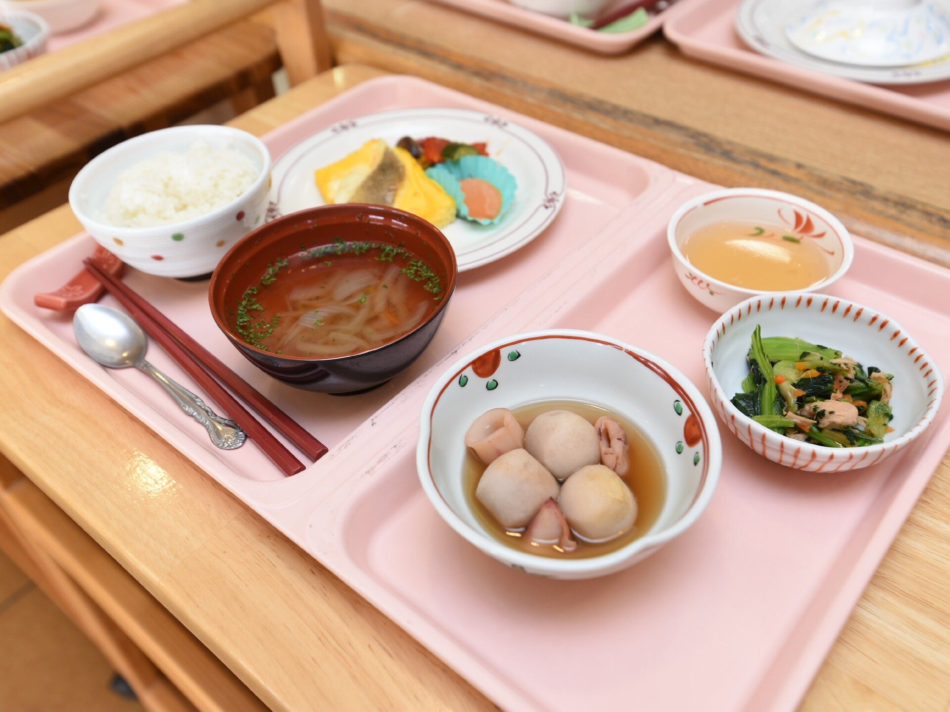 ２面分けされたトレイに並べられた一汁三菜のメニュー