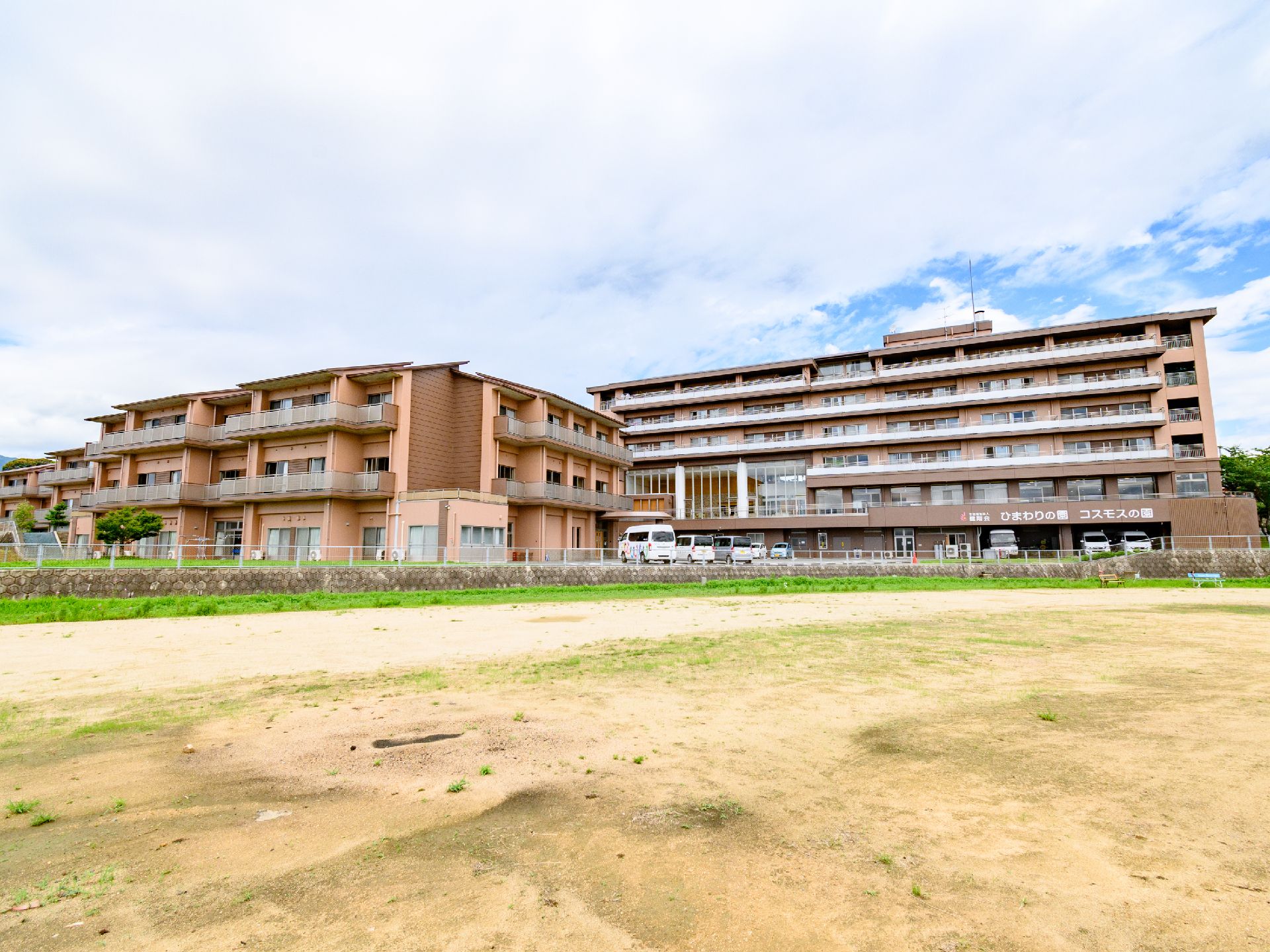 茶色を基調とした、マンションのような外見の外観になっております。駐車場もあるので、車でのアクセスが可能となっています。