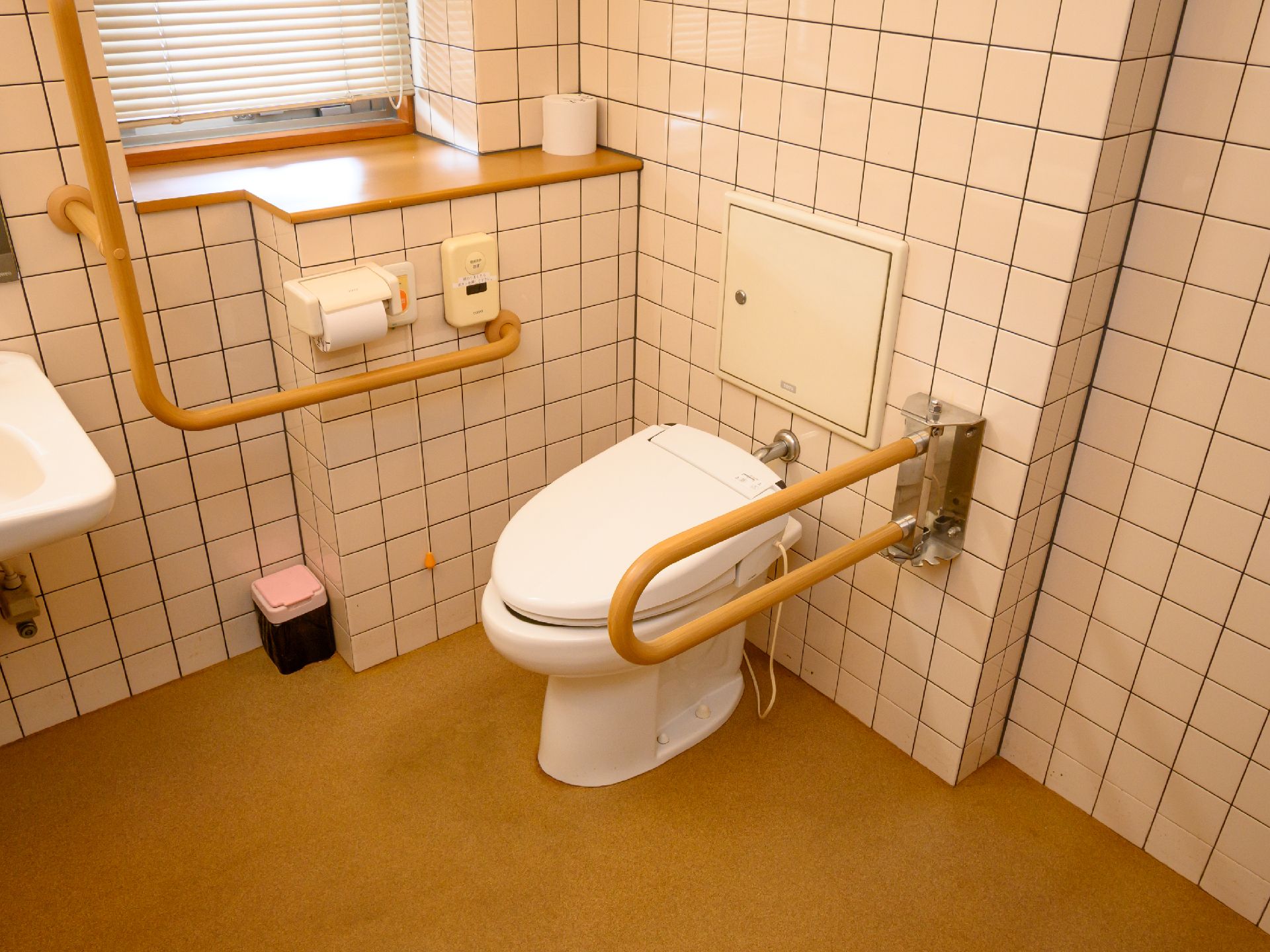 便器に手すりが設置されているトイレ