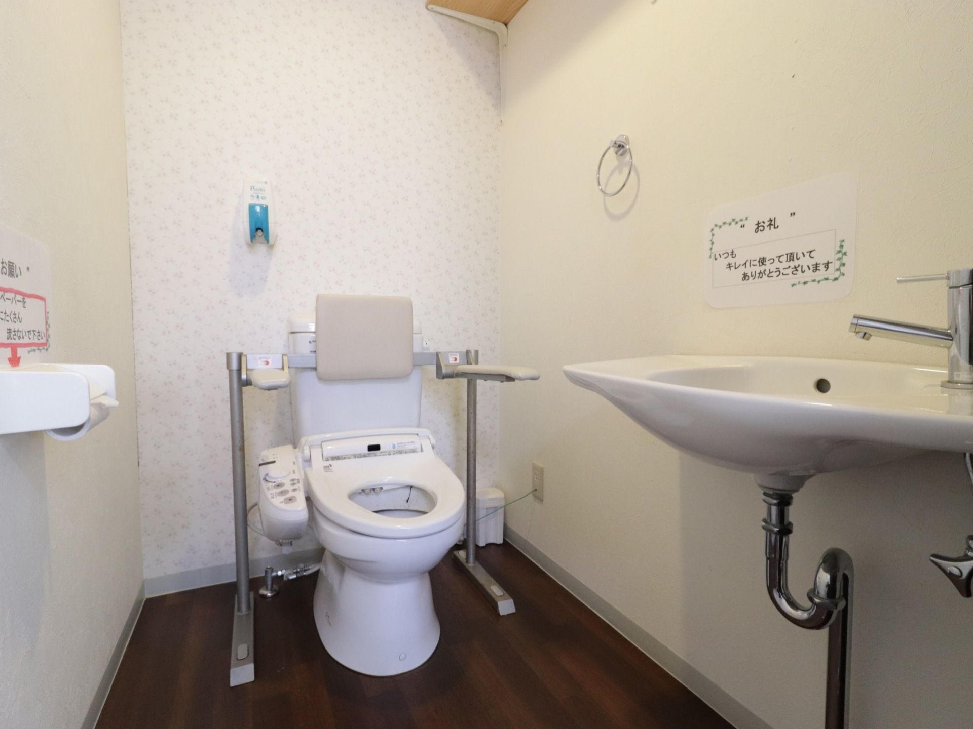 広々としたトイレは清潔感があり、車椅子をご利用の方も安心のスペースを備えている。独立した洗面台があり便利である。