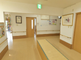 明るく清潔な介護施設の廊下