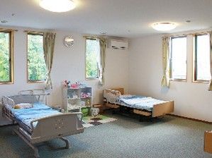 冷暖房を完備した広いスペースは、壁２面に腰高窓があり、大変明るい部屋である。電動ベッドを２台備え、ゆったりと過ごすことができる。