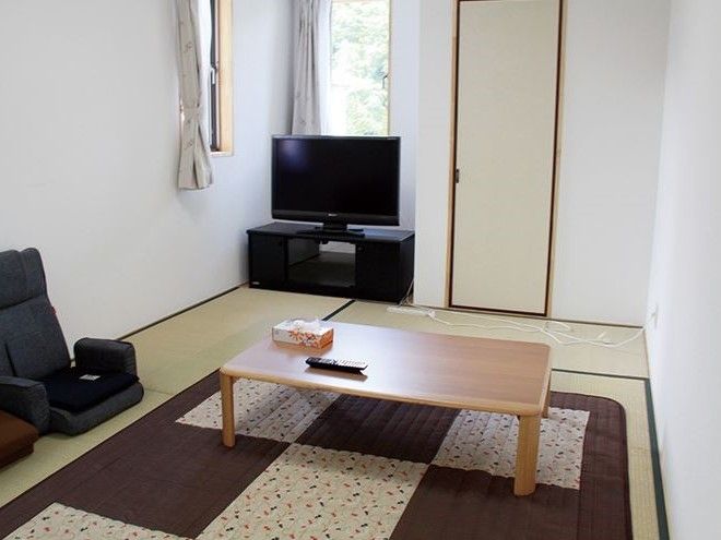 畳の部屋には、机と座椅子を用意している。自宅のような環境で、テレビ観賞などリラックスした状態で過ごすことができる。