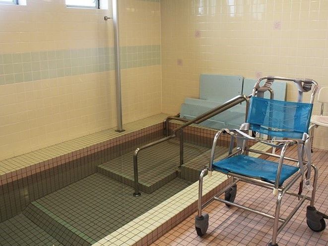 徐々に深くなる構造の浴槽は、お湯に入るときの体の負担を少なくしている。手すりが設置され、安全に移動することができる。
