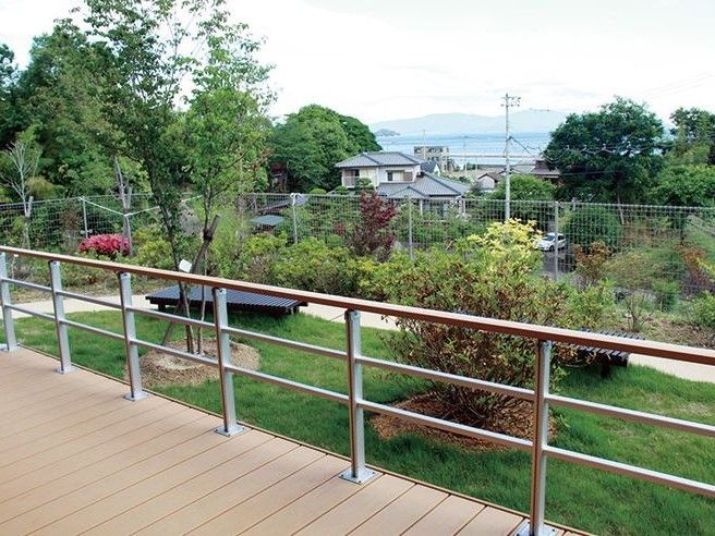 中庭があり、遊歩道の横にベンチが置かれている。散策した時の小休憩に使え、景色を楽しみながら過ごすことができる。