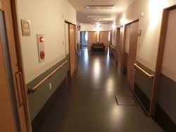 清掃が行き届いた廊下の床は輝きがある。手すりや非常ベルが完備されているので、不安のない生活ができる。
