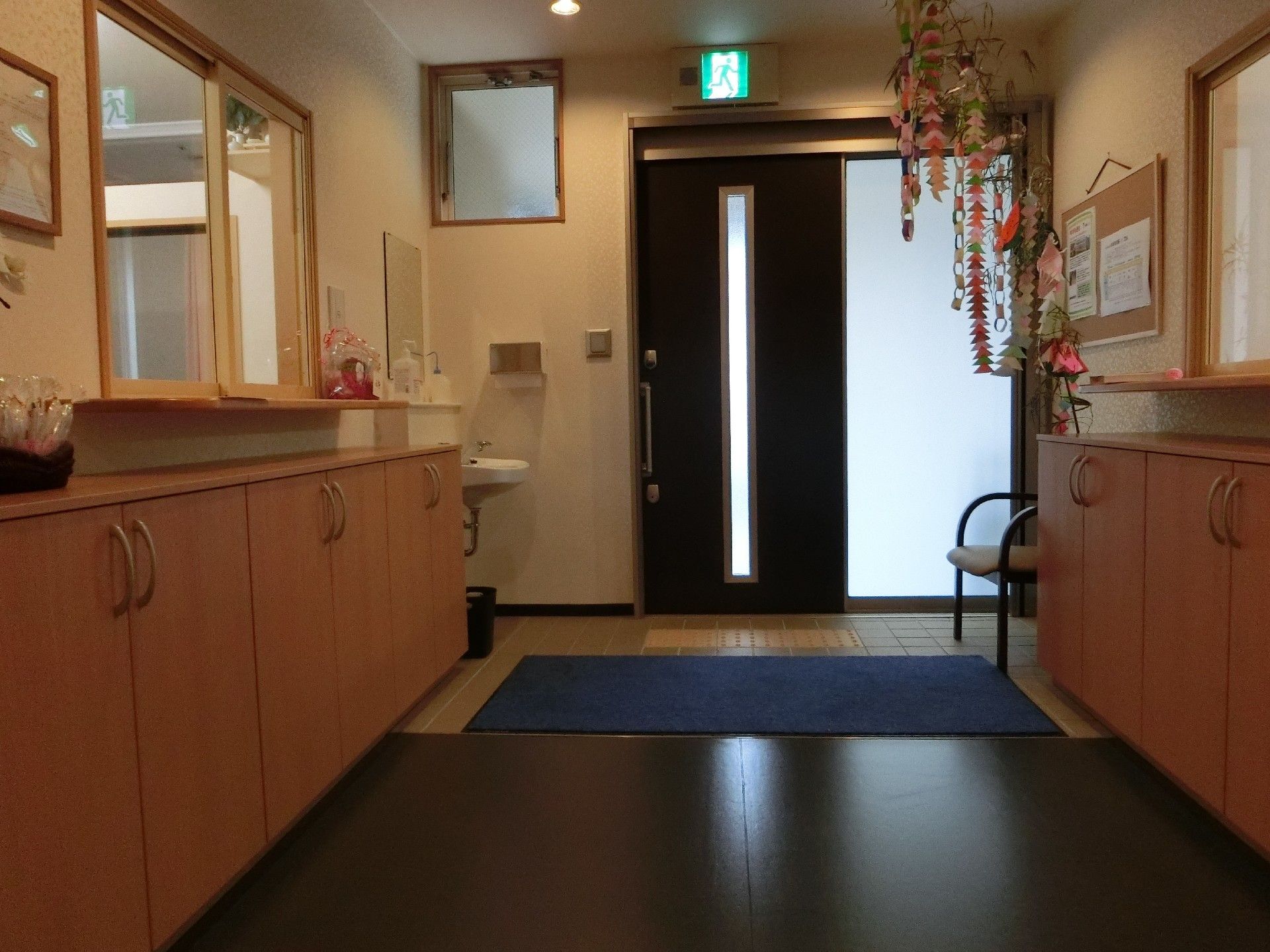段差が無く、広々としたバリアフリー設計のエントランス