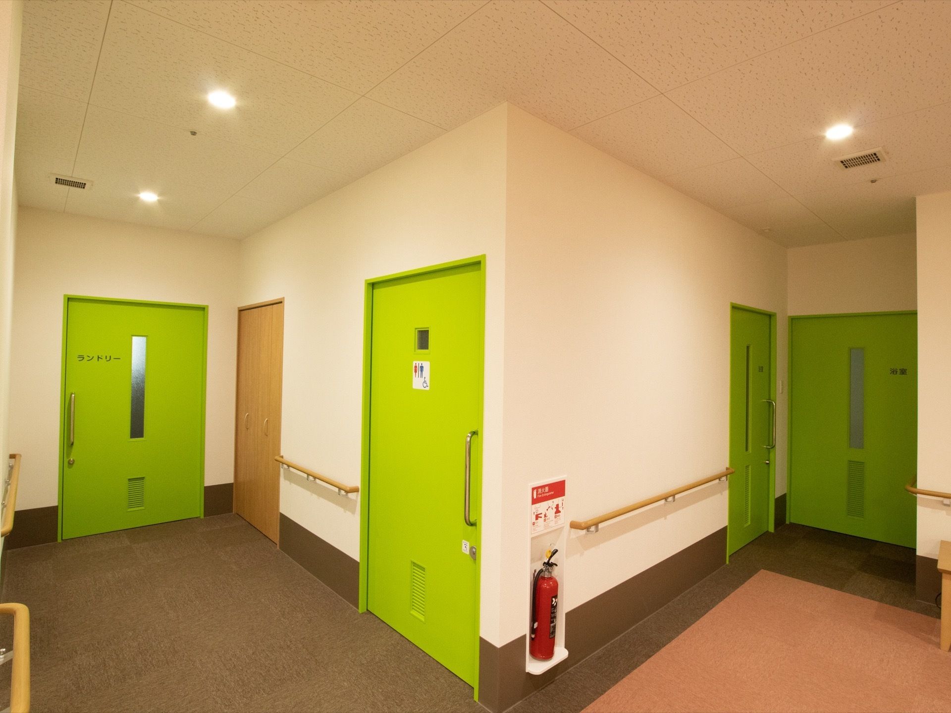 ランドリールームに繋がる通路である。扉はスライアドドアになっており、出入りしやすい。共用のトイレも用意されている。