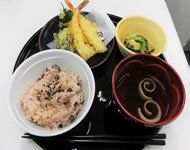 赤飯と海老の天ぷらのセット