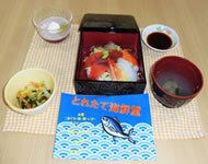 味噌汁がセットになった海鮮丼