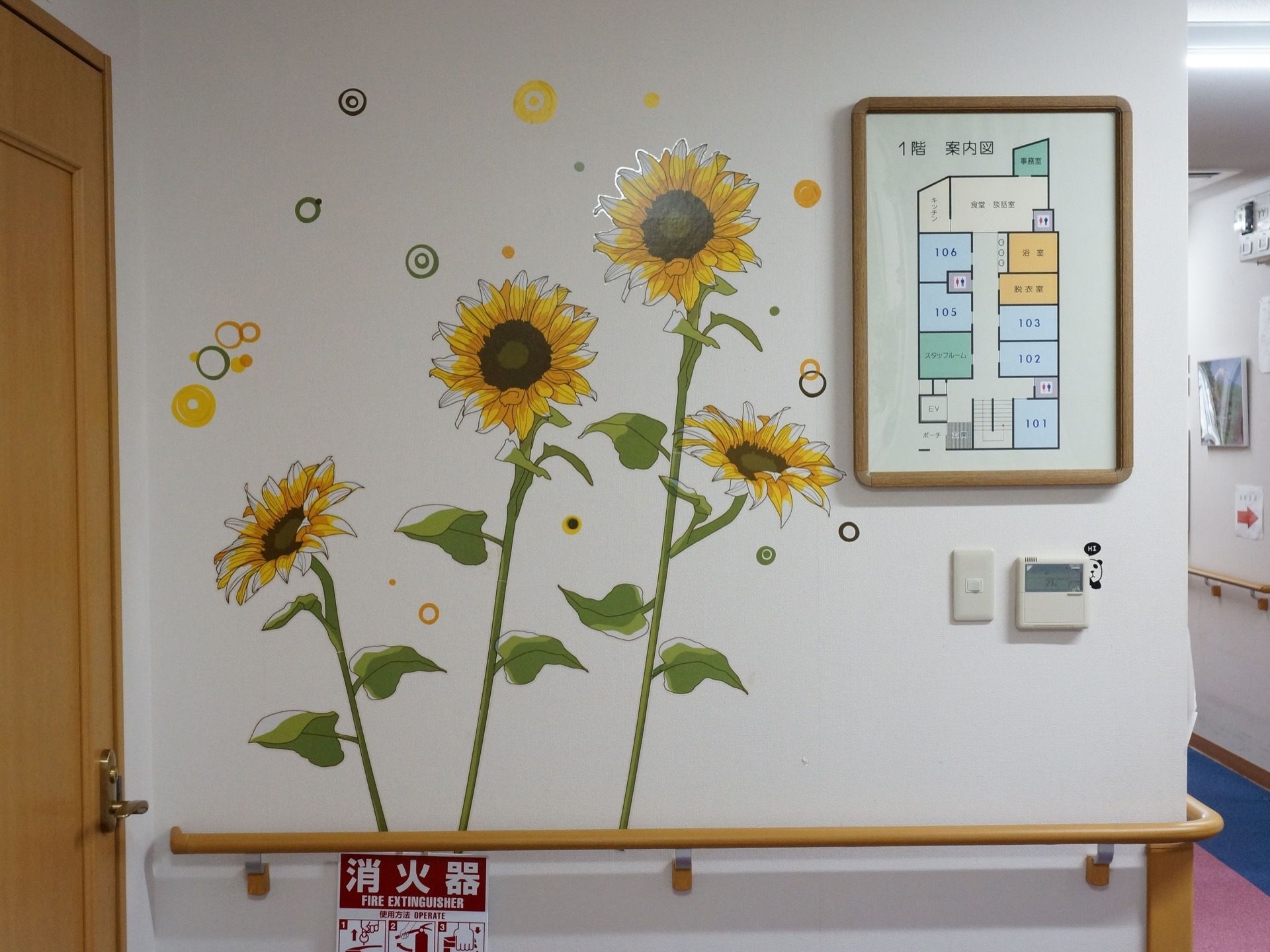 入居者様の目を楽しませるよう、植物のデザインが館内の壁面、至る所に施されており、楽しい空間を作っている。