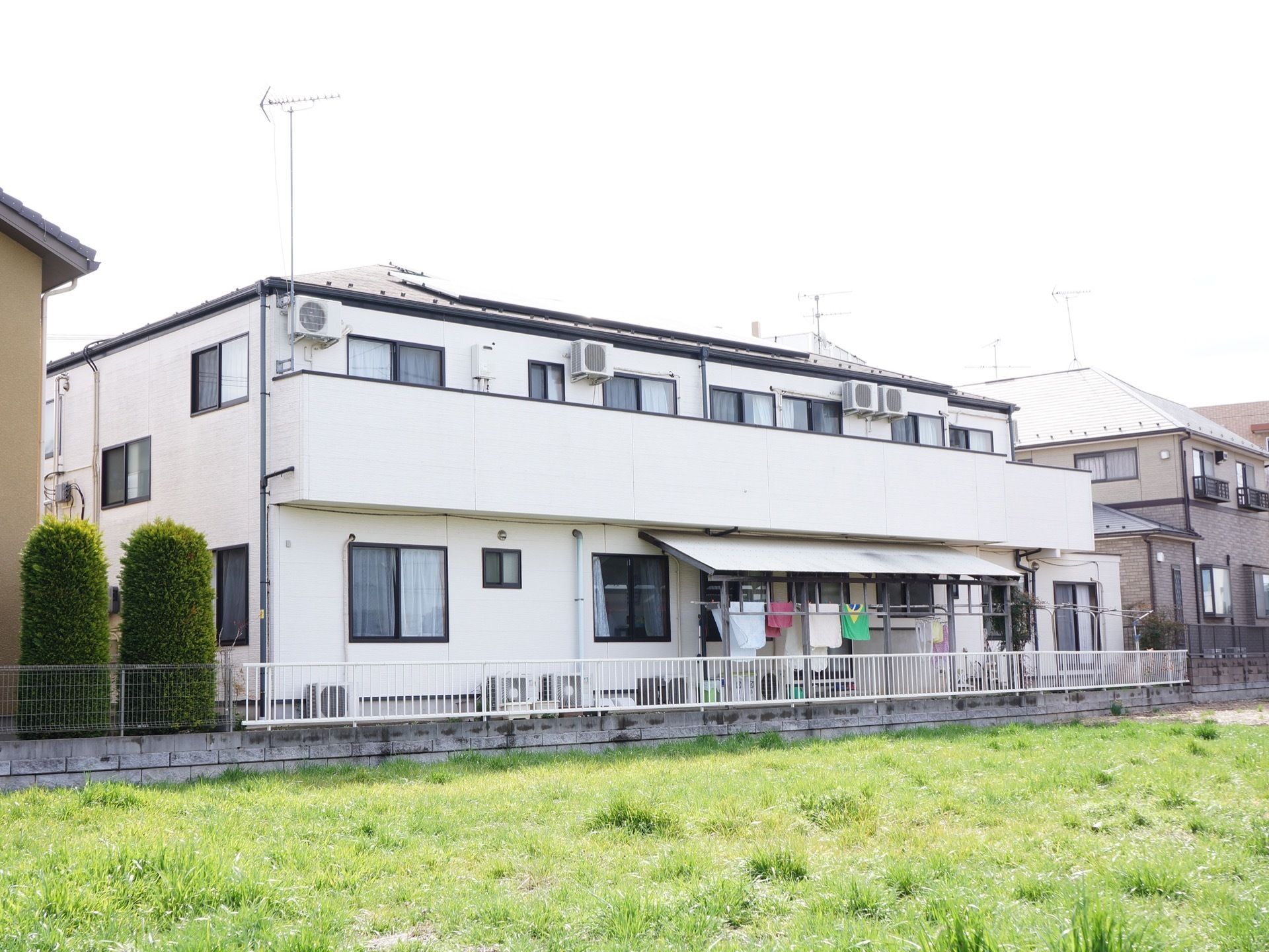 施設外観は白一色で遠くからでもわかりやすい。施設前は空き地になっているので、居室からの眺めも広々としている。