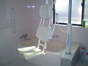 椅子タイプの介助入浴機器が設置されている施設のお風呂