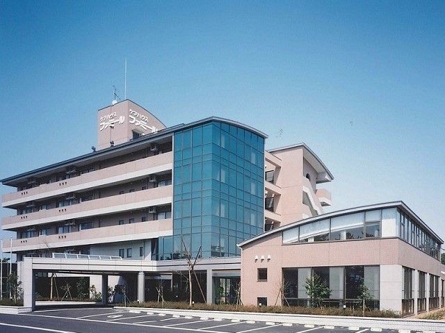 落ち着いた色合いながら、一角を窓ガラスで覆った壁面が印象的な外観