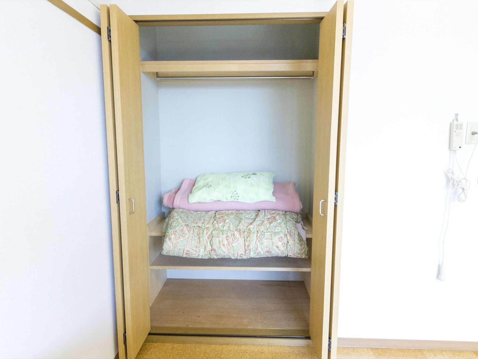 折りたたみ式のスライドで開けられる両開きの扉が設置されている。棚が設置されて、何段かに仕切られている。