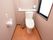 洋式トイレの後ろの壁が台になっており、トイレットペーパーが置かれている。壁にはナースコールが設置されている。