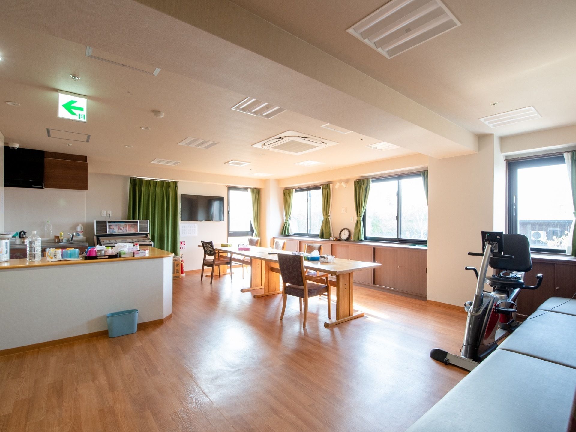 笑顔で和やかに会話している、ベッド上の入居者様と介護スタッフ