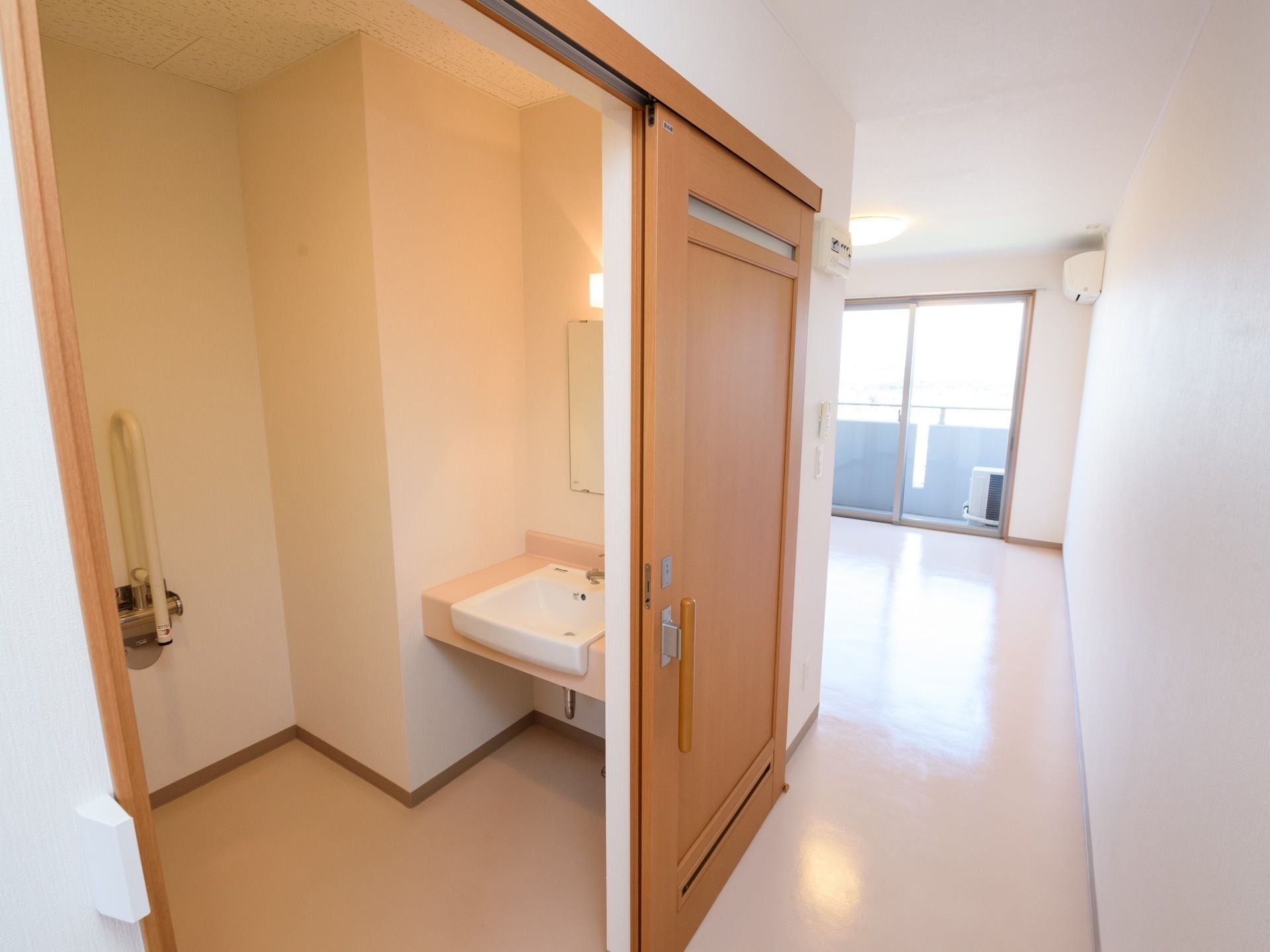 各居室に備えられた、広くて使いやすそうなトイレと洗面スペース