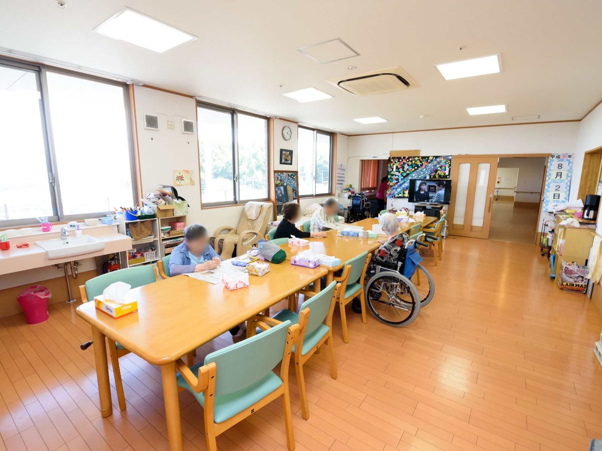 面会に訪れたご家族と景色を楽しみながら楽しいひとときを過ごす入居者様