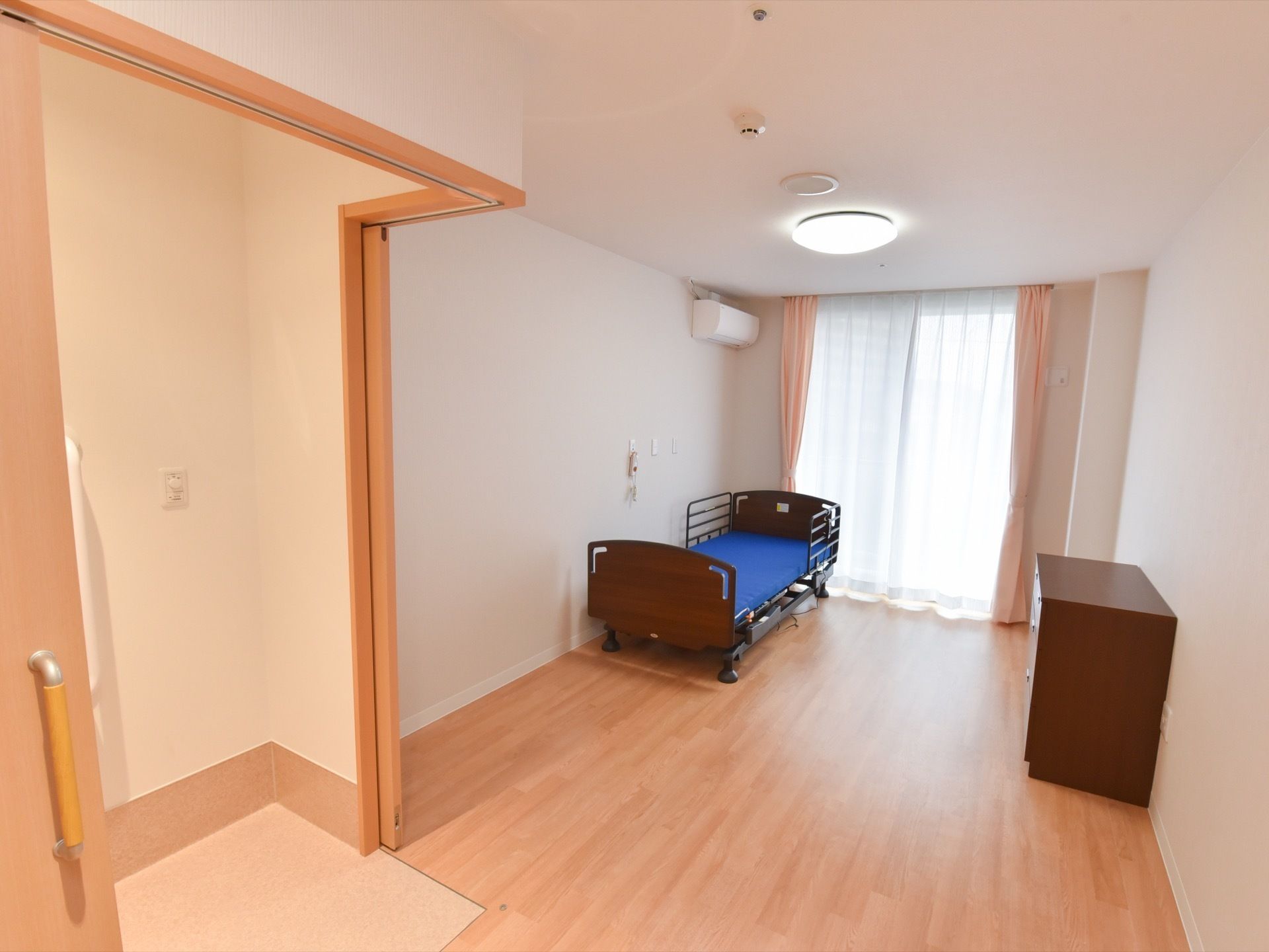 居室はエアコン完備となっている。廊下からのドアと居室の間は扉で仕切られるようになっているので、プライベートな空間が維持できる。