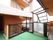 オレンジを基調とした２棟つづきの建物である。階段には柵が設置されている。２棟をつなぐ通路が設けられている。