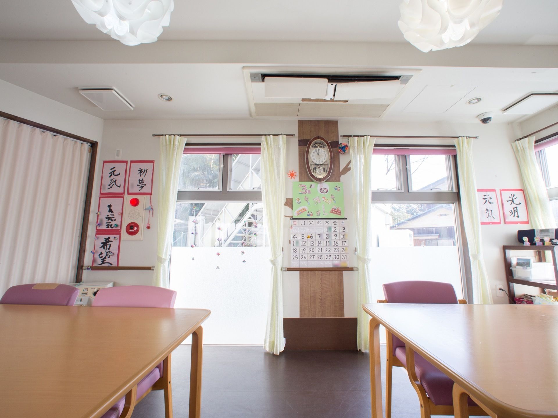 入居者様が書いた習字を飾っている。指先の訓練にもなる。可愛らしく飾られた掲示物からも、楽しさが伝わってくる。