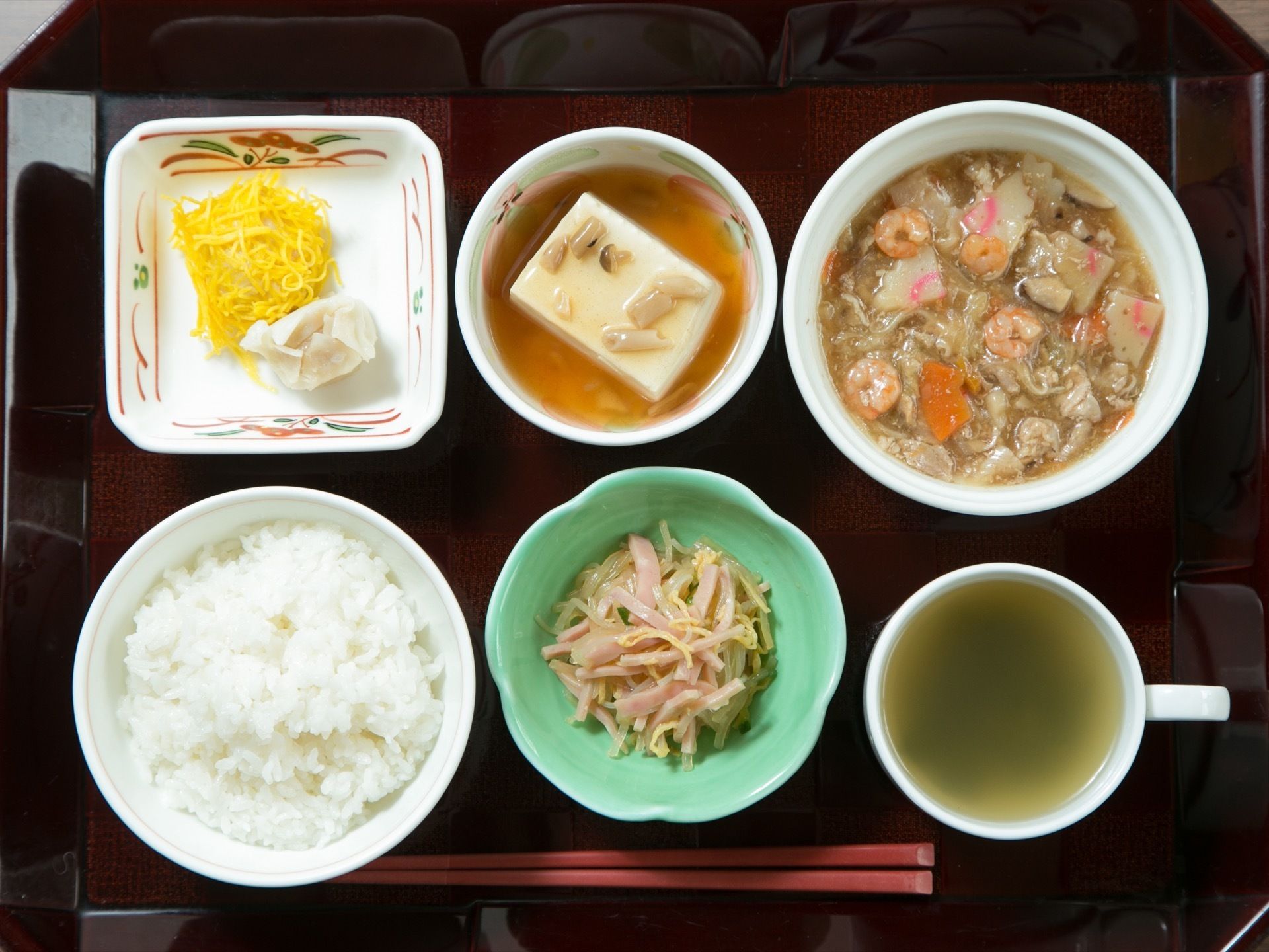 食事のバランスがよく、おかずが多い。食材が細かく切られている。飲み込みやすいように、とろみをつけるなど、工夫されている。