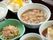 食材が全体的に、細かく切られている。飲み込みやすいように、とろみがつけてある。たくさんの食材を使用している。