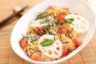 蓮根や錦糸卵をトッピングしたちらし寿司
