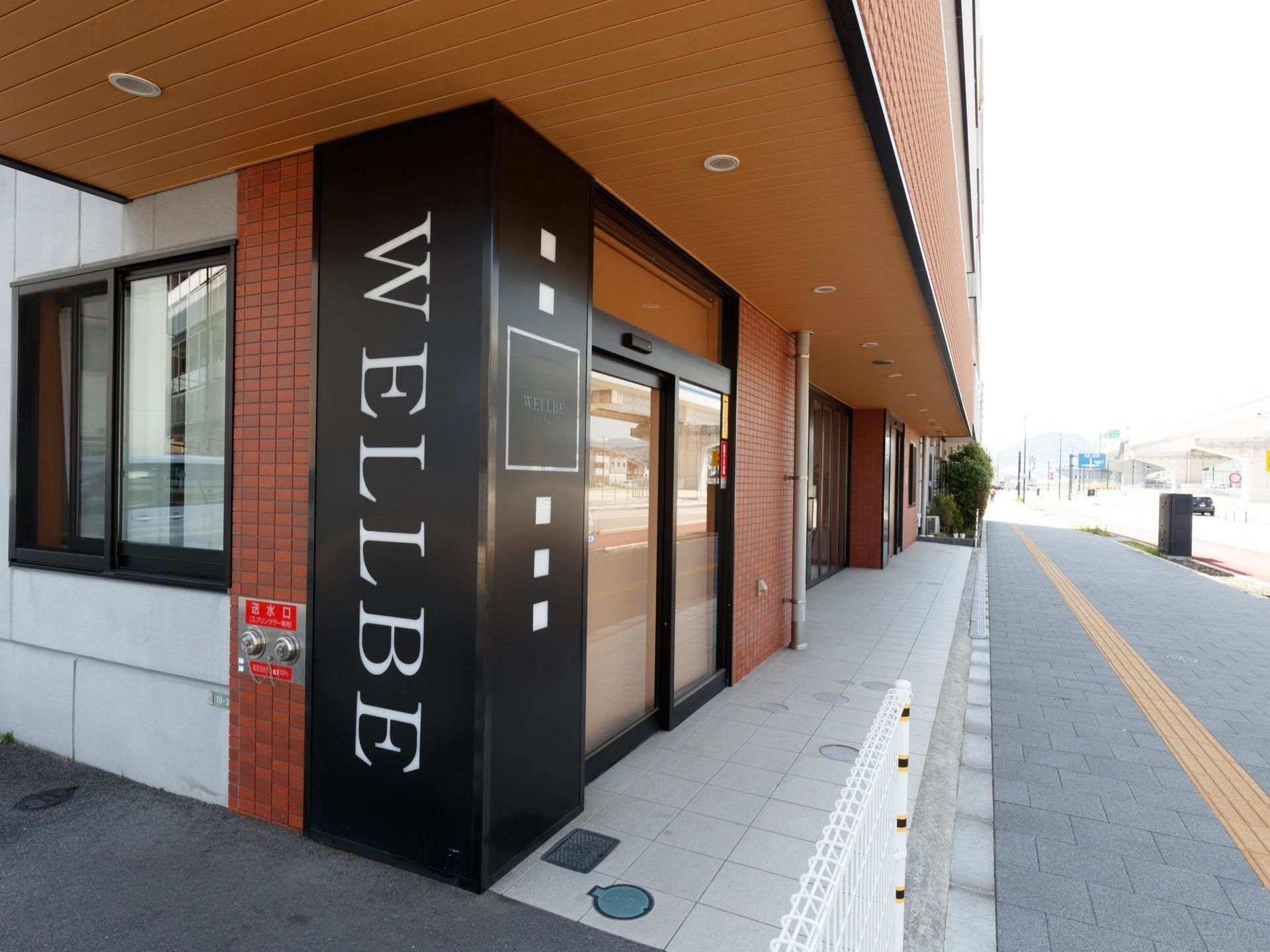 出入り口付近や、施設に面した道路は、きれいに平坦に舗装されている。ごみやよごれなどが見当たらず、きれいに清掃されている。