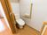 居室内のトイレだ。出入り口は広く引き戸になっている。暖房付きシャワー便座になっていて、壁には手すりもついている。