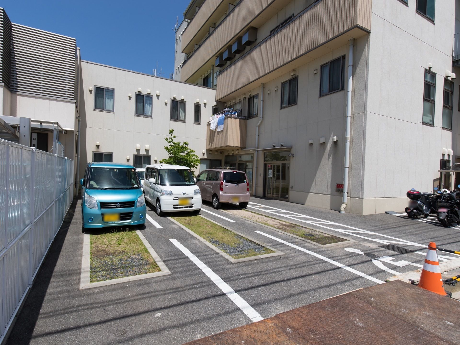 当施設には専用の駐車場が、設置されている。車椅子をご利用の方でも短い移動距離で入館できるので、ストレスが少ない。