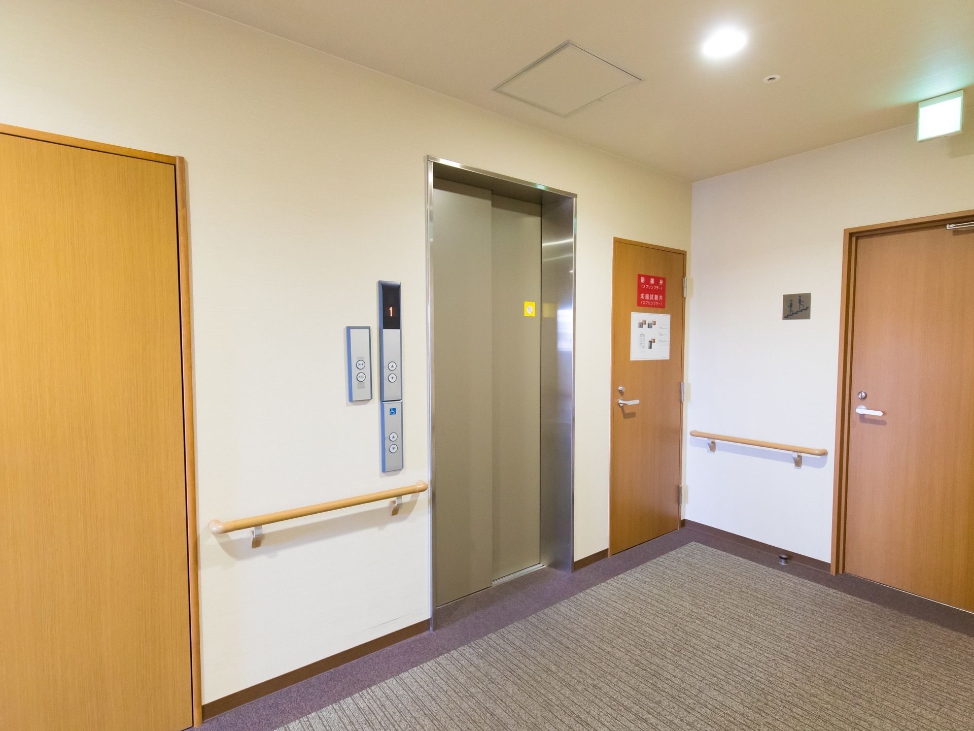 施設内にはエレベーターが設置されており、居室への移動が容易にできる。また、車椅子をご利用の方でも安心できる奥行きが用意されている。
