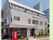 施設は３階建てで奥行きのある建物である。３階部分は日の光が差し込みやすいように屋根が斜めに設計されており、ベランダが設置されている。