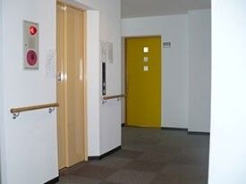 エレベーターの手前の廊下は広々としたスペースが確保されており、車椅子をご利用の方も気兼ねなく乗り降りができる環境が整えられている。