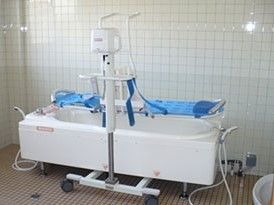 入浴装置は、淵の両側にシャワーが取り付けられているほか、車輪によって浴槽ごと簡単に移動ができるなど、多角的な設計が施されている。
