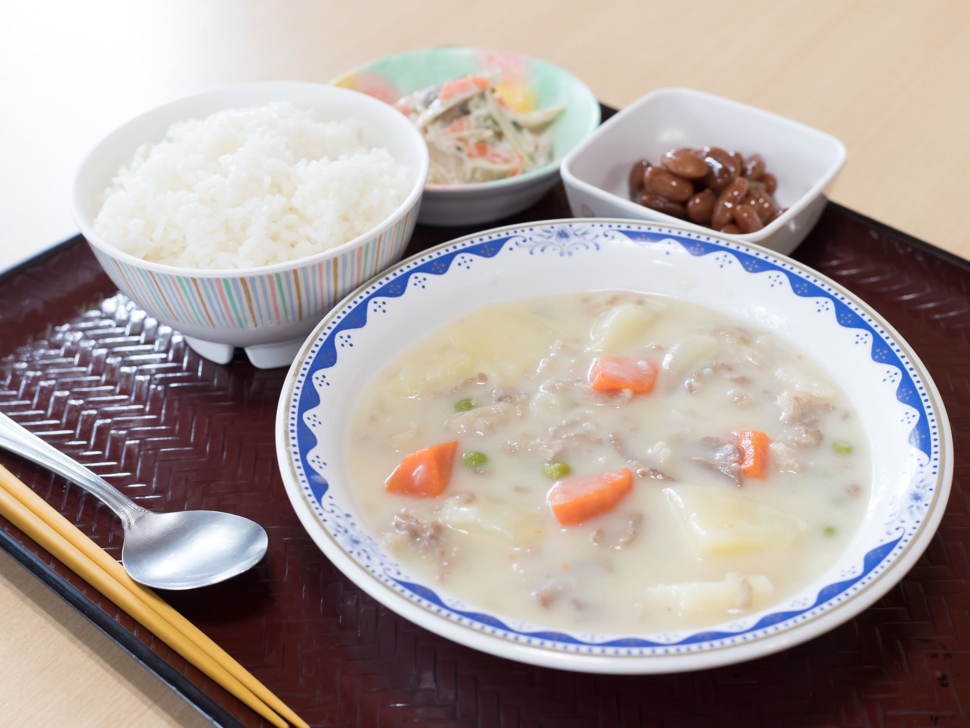 色とりどりの食器に、季節に合わせて盛りつけされた食事である。献立は栄養士が栄養バランスを考え作っている。