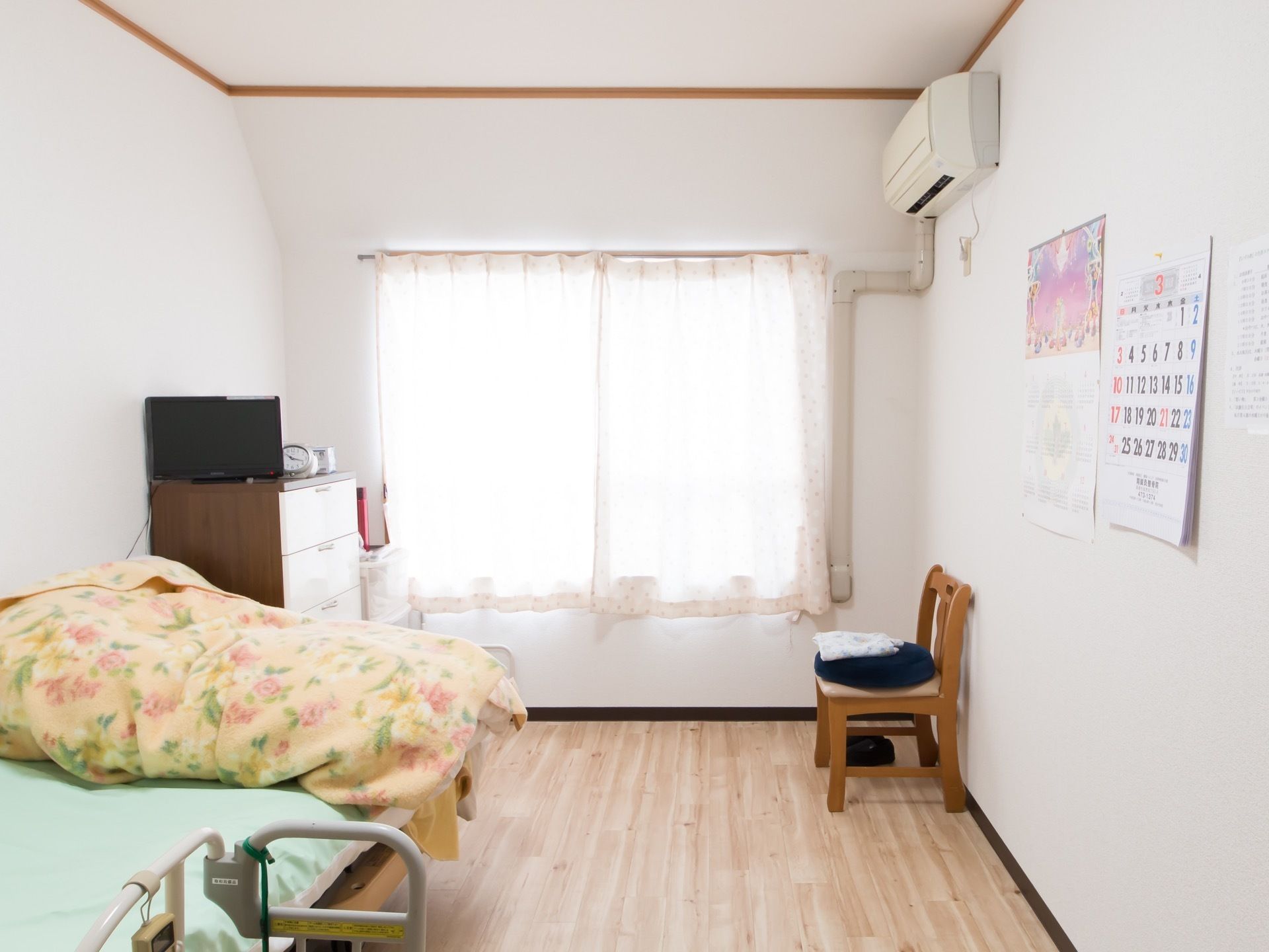 居室中央にある窓からは外からの光を十分に取り込んで、室内を明るく見せてくれる。空調管理もできるので、季節問わず快適に過ごすことができる。
