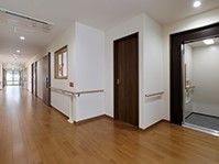 手すりがついている廊下を進んでいくとエレベーターがある。車椅子での移動でも不自由なく、日々の生活で必要不可欠なものだ。