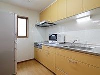 電子レンジも置かれたシステムキッチンでは、入居者様同士でお料理を楽しむことができ、毎日を生き生きと過ごすことができる。